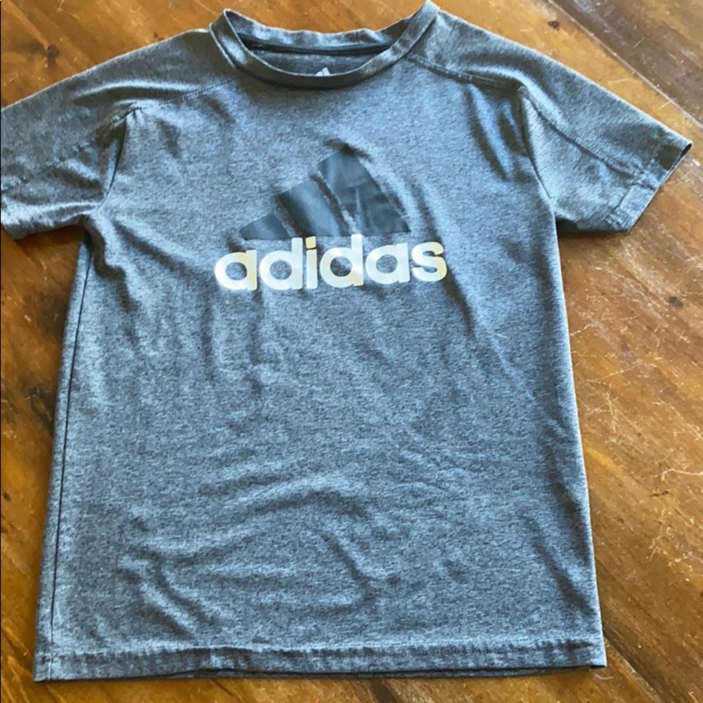 🔥3 for $15 Boys Adidas quick dry t.  Dark gray. Sz sm / 8
